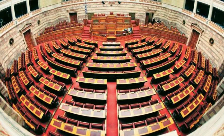 Ποιος πολιτικός αποκάλεσε τη συζήτηση στη Βουλή «οχετό»